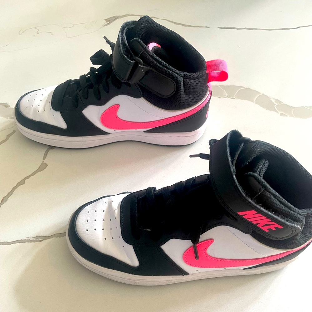 Nike - Girls 4 - 4Y - high tops - black - white - pink - cute athletic shoes